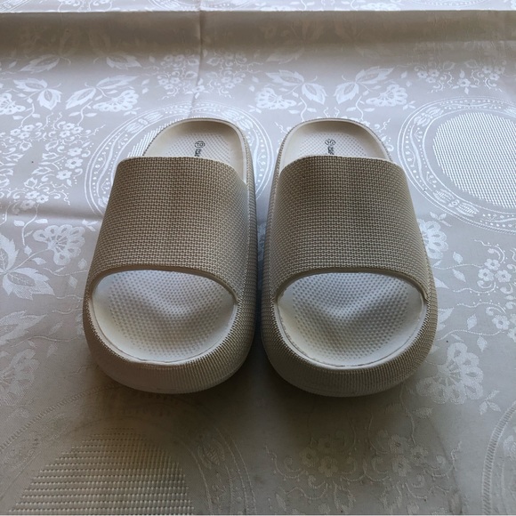 Comfort Trendz Women’s Size 10 White Slip-On Rubber Flip-Flops Shoes Open-Toe - Picture 14 of 16